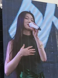 雨中的北京，又一次見到了心中永遠的神許巍，還有唱功一流的單依純和民謠歌手鹿先生，雖然冷雨淅瀝，但有了音樂，就點燃了活力能量和希望！配圖