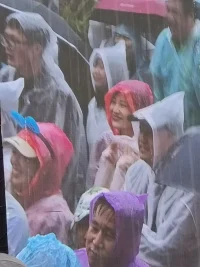 雨中的北京，又一次見到了心中永遠的神許巍，還有唱功一流的單依純和民謠歌手鹿先生，雖然冷雨淅瀝，但有了音樂，就點燃了活力能量和希望！配圖