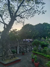 夕陽西下，涼爽的海風陣陣吹過，步行馬尼拉的老城區(qū)，經(jīng)過天主教學校，路遇一群群放學的孩子，坐在城墻上彈著吉他唱著青春的歌，一切都是如此的美麗......配圖