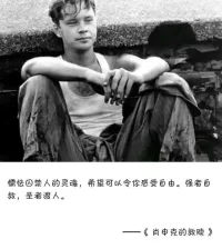 我們作為人的精力和注意力都是有限的，而事物確實也有失敗和成功兩種可能，作為人自保的本能確實是會天然地擔心事情進展不順利。

但我們沒有意識到的是，當我們越多地把注意力放在這個事情結果不好會怎樣，失敗了怎么辦，這些方面上時，你就有越少的精力和資源放在采取行動解決這件事，思考怎么樣事情才能往好的方向發展，我到底想要什么結果，想要去哪，在當下的情況我能采取的具體下一步行動是什么我才可以去到我想去的地方。

因此當你把大部分的時間都花在擔心事情會失敗，思考撞上墻可怎么辦，然后被巨大的抑郁和悲觀情緒淹沒進而徹底陷入情緒內耗而喪失行動力，你就會喪失對手中的方向盤的控制而沖出賽道撞墻。

換言之，你越往不好的方面想，不好的事情就越有可能發生配圖