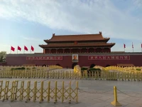 人生的意義是自己賦予的，生活的質(zhì)量是需要儀式感的，要過節(jié)了，騎行20公里穿越長安街，向偉大的領(lǐng)袖致敬！祝朋友們節(jié)日快樂，忙碌了一個多月，躁起來吧！配圖