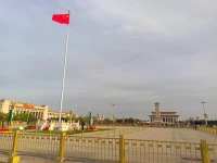 人生的意義是自己賦予的，生活的質(zhì)量是需要儀式感的，要過節(jié)了，騎行20公里穿越長安街，向偉大的領(lǐng)袖致敬！祝朋友們節(jié)日快樂，忙碌了一個多月，躁起來吧！配圖