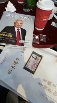商業(yè)的本質(zhì)是零和博弈嗎？我想這是一個特定時期和客觀條件下的產(chǎn)物，我更傾向于宏觀經(jīng)濟學(xué)的帕累托最優(yōu)解，萬事萬物的存在無一不是博弈均衡，人生也是如此，零和游戲的思想的結(jié)果總是強調(diào)強化有人贏有人輸，于是得失就成了心頭大患，生活與工作，愛與被愛，理性與感性，意義與現(xiàn)實，過去與將來，我們的生活，心靈會亂了，煩了，倦了，累了，不是我們變了，是我們忘了，很多時候，我們需要的不是建議，不是說教，我們需要的是提醒，生而為人，我們在一個無比嘈雜的環(huán)境里選擇和博弈，我們需要的是一種平衡！配圖