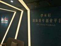 在這里，就能看到中國的希望，就可以看到年輕人的希望，人生的道路，什么叫做穩定，當所有的年輕人都去考公考編，當中年人都在焦慮自己的孩子不能在社會時鐘里步步驚心，這樣千軍萬馬過獨木橋的現象真的只有盲從和群體性失明一個選擇嗎？

跳出思維的牢籠，我想這才是是現代人拯救自己拯救下一代應該思考的話題。配圖