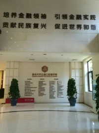 堅持花很多時間，幾乎每天，只是坐下來思考。這在今天的商業(yè)環(huán)境中非常罕見。我閱讀并且思考。因此，閱讀和思考得更多，也更少做出沖動性的決策。這么做，是因為我喜歡這樣的生活。
“I insist on a lot of time being spent, almost every day, to just sit and think. That is very uncommon in business. I read and think. So I do more reading and thinking, and make less impulse decisions than most people in business. I do it because I like this kind of life.”配圖
