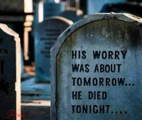 His worry is about tomorrow, he died tonight.“所有真實的都是樸素無華的”，所有人的人生都是平凡的?！€不止于此，你所羨慕的那些你未得到、你渴望得到的一切幸福，不止于平凡，而且在愿望實現者來看，并沒有幸福，只有平靜和愿望滿足后長久的空虛無聊。你需要一種不平凡的生命，則唯有在非功利的“永恒世界”中去尋找。你需要恒久的幸福則必須“向死而生”。配圖