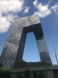 總的來說，谷歌的理念就是：利用Gemini的多模態、超長上下文和智能體能力，把世界上的所有信息組織起來，讓它們對每個人都可觸達、可利用。而最終目標，就是讓AI對每一個人都有用。配圖