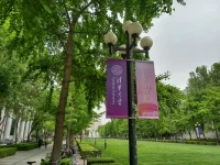 又是一年畢業(yè)季！
世界上沒有任何事物是值得人們?yōu)榱怂釛壸约旱乃鶒邸Ｈ欢?，現(xiàn)實中的人們?yōu)榱艘环N莫名其妙的事物，大都舍棄了自己的所愛。
真正的救贖，并不是廝殺后的勝利，而是能在苦難之中找到生的力量和心的安寧。配圖