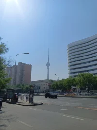 走進(jìn)央視國(guó)際頻道，Listen to the voice of Globalization. 全球化思維需要了解全球化趨勢(shì)、意識(shí)到文化差異、開(kāi)展跨越國(guó)界的合作、擁抱數(shù)字化技術(shù)、關(guān)注全球化問(wèn)題等。通過(guò)采取合適的方法和策略，可以最大限度地發(fā)揮全球化思維的價(jià)值，促進(jìn)企業(yè)和組織的成功。配圖