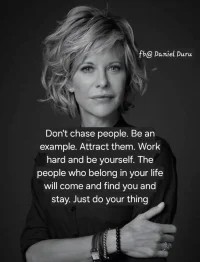 Don't chase people. Be an example. Attract them. Work hard and be yourself. The people who belong in your life will come and find you and stay. Just do your thing
不要追逐別人，做一個(gè)榜樣，吸引他們，努力工作，做你自己，你生命中屬于你的人會(huì)來找你，留下來，做你該做的就行了。配圖
