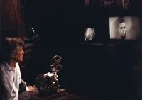 伴隨著一聲巨響，在漫天飛舞的塵土中，Paradise Cinema 穩穩當當地在電光火石中倒塌，此時，就像那一張張老膠片中模糊的黑白影像，一張張熟悉且溫暖的臉龐劃過記憶，那個親切有力量的聲音再次在耳邊響起:
人生和電影不一樣，人生，辛苦多了。
如果你不出去走走，你會以為這里就是全世界。
你想要的不在這里，你要去尋找你的熱愛，就像你小時候熱愛電影一樣！配圖