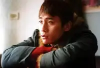 在物质极度匮乏的黄土高原上，人们需要莫大的精神支撑，而周跃民一部分的精神支撑就源于秦岭，毕竟爱情在任何困苦的情况下，都可以带给人内心一定的能量和魔力。
钟跃民和秦岭结缘于陕北的“信天游”
秦岭的出现，成了钟跃民在这穷乡僻壤的黄土高坡上，最重要的“乐趣”，也是作为一个男人最直接的“乐趣”，可以简单的理解成“苦中作乐”。
作家都梁说：物质生活的极度匮乏，需要精神力量的支撑，人类在面对恶劣的自然环境时，面对自身的痛苦时，常常表现出一种无奈的求变通的情绪，这就是苦中作乐，借以稀释现实的苦难。
他们用“谈恋爱”这种快乐，稀释着在这黄土高坡上，“看不到希望的日复一日的寂寞”。
正如她给钟跃民说得清新脱俗的表白词一样：如果将来有一天，你我的生活发生了变化，有了更精彩的内容，我会为你祝福，然后说声再见。希望你也能像我一样，让咱们都保持着“在路上”的感觉。
秦岭确实说到做到了。
——《血色浪漫》那时的我们，都太年轻，那时的生活真的贫瘠，人与人之间的距离，就像黄土高度的隔土相望，见个面面容易拉话话难。曾经，浪漫过，美好过，相爱过，想念过，就如这黄土高原的信天游，热泪盈眶地深情并遗憾过过......
满天的花哟满天的云
细箩箩淘沙半箩箩金
妹绣荷包一针针
针针都是想那心上人
哥呀
我前半晌绣后半晌绣
绣一对鸳鸯长相守
沙濠濠水呀留不住
哥走天涯拉上妹妹的手配图