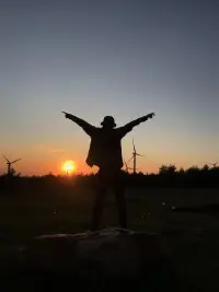 三十歲前，我對這句話有些反感：盡人事，聽天命。 
我認為，人怎麼可以把努力後的成就或失敗，牽扯到無形的「天命」上？若真如此，豈不是將自己的懈怠和不努力，歸咎於天意的不成全，這何嘗不是一種受害者心態？ 
我心想，如此消極的思維勢必會侵蝕一個人的積極性，在做任何事情前，都會先留下一條後路，彷彿一座預先建造好的避風港，當成果不如意時就可以躲進這個藉口之中—反正自己就是沒那個命。 
然而，年過三十後，我慢慢體會到「盡人事，聽天命」的真正涵義，並意識到自己對這句話的理解順序顛倒了—我把焦點都放在前面的「盡人事」，從而忽略後面「聽天命」的道理。雖然在做法上確實要先盡人事再聽天命，但在思維上，我們應該先懷有聽天命的態度，然後才去盡人事。 
一個原因：單就「盡人事」這三個字，對許多人來說形同走向「情緒耗竭」。 
不控制無法控制的事，控制自己能控制的事，這是對自身的一種期待，也是對現實的一種釋懷。配图