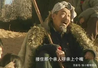 鐘躍民曾經(jīng)不解地問(wèn)杜老漢：杜爺爺，這信天游咋這么多酸曲兒？
杜老漢一邊點(diǎn)起煙袋，一邊說(shuō)：心里苦哩，瞎唱。
面對(duì)杜老漢的話，鐘躍民陷入了沉思，大人們可以借助信天游來(lái)苦中作樂(lè)，心里苦的時(shí)候，吼兩嗓子，可是小孩子呢？苦難同樣也在他們身上降臨著。
鐘躍民問(wèn)正在放羊的憨娃：憨娃，你放羊?yàn)榱松叮?憨娃脫口而出：攢錢(qián)。
鐘躍民：攢錢(qián)為啥？
憨娃：長(zhǎng)大娶媳婦兒。
鐘躍民笑了說(shuō)：嘿，你小子才多大，就惦記上娶媳婦兒了？我還沒(méi)娶呢。憨娃，娶媳婦兒為了啥？
憨娃：生娃。
鐘躍民：生完娃呢？
憨娃：再攢錢(qián)，給娃娶媳婦兒。
鐘躍民：娃娶了媳婦兒再生娃，再攢錢(qián)，再生娃，對(duì)不對(duì)？
憨娃點(diǎn)點(diǎn)頭。
作家大冰說(shuō)：孩子不比大人，孩子沒(méi)有余地，孩子的世界就那么大，一疼就是一整個(gè)世界。配圖