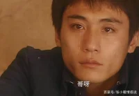 鐘躍民曾經(jīng)不解地問(wèn)杜老漢：杜爺爺，這信天游咋這么多酸曲兒？
杜老漢一邊點(diǎn)起煙袋，一邊說(shuō)：心里苦哩，瞎唱。
面對(duì)杜老漢的話，鐘躍民陷入了沉思，大人們可以借助信天游來(lái)苦中作樂(lè)，心里苦的時(shí)候，吼兩嗓子，可是小孩子呢？苦難同樣也在他們身上降臨著。
鐘躍民問(wèn)正在放羊的憨娃：憨娃，你放羊?yàn)榱松叮?憨娃脫口而出：攢錢(qián)。
鐘躍民：攢錢(qián)為啥？
憨娃：長(zhǎng)大娶媳婦兒。
鐘躍民笑了說(shuō)：嘿，你小子才多大，就惦記上娶媳婦兒了？我還沒(méi)娶呢。憨娃，娶媳婦兒為了啥？
憨娃：生娃。
鐘躍民：生完娃呢？
憨娃：再攢錢(qián)，給娃娶媳婦兒。
鐘躍民：娃娶了媳婦兒再生娃，再攢錢(qián)，再生娃，對(duì)不對(duì)？
憨娃點(diǎn)點(diǎn)頭。
作家大冰說(shuō)：孩子不比大人，孩子沒(méi)有余地，孩子的世界就那么大，一疼就是一整個(gè)世界。配圖