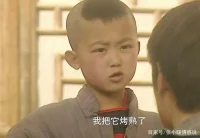 鐘躍民曾經(jīng)不解地問(wèn)杜老漢：杜爺爺，這信天游咋這么多酸曲兒？
杜老漢一邊點(diǎn)起煙袋，一邊說(shuō)：心里苦哩，瞎唱。
面對(duì)杜老漢的話，鐘躍民陷入了沉思，大人們可以借助信天游來(lái)苦中作樂(lè)，心里苦的時(shí)候，吼兩嗓子，可是小孩子呢？苦難同樣也在他們身上降臨著。
鐘躍民問(wèn)正在放羊的憨娃：憨娃，你放羊?yàn)榱松叮?憨娃脫口而出：攢錢(qián)。
鐘躍民：攢錢(qián)為啥？
憨娃：長(zhǎng)大娶媳婦兒。
鐘躍民笑了說(shuō)：嘿，你小子才多大，就惦記上娶媳婦兒了？我還沒(méi)娶呢。憨娃，娶媳婦兒為了啥？
憨娃：生娃。
鐘躍民：生完娃呢？
憨娃：再攢錢(qián)，給娃娶媳婦兒。
鐘躍民：娃娶了媳婦兒再生娃，再攢錢(qián)，再生娃，對(duì)不對(duì)？
憨娃點(diǎn)點(diǎn)頭。
作家大冰說(shuō)：孩子不比大人，孩子沒(méi)有余地，孩子的世界就那么大，一疼就是一整個(gè)世界。配圖
