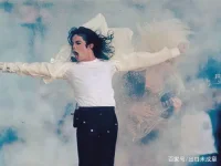 我們一直都是驕傲的，永遠(yuǎn)的Mike。我知道你一定聽(tīng)得見(jiàn)。
三十年過(guò)去了，曾經(jīng)的大人們垂垂老矣，曾經(jīng)的孩子們褪去了童真，但他們的子女像當(dāng)年的他們一樣，睜大了好奇的澄澈雙眼，看熒幕上永遠(yuǎn)年輕的Captain EO施展著自己的神奇魔力。
So long, bad times 再見(jiàn) 黑暗
We're gonna shake it up and break it up 我們會(huì)動(dòng)搖你 打敗你
We're sharing light brighter than the sun 比太陽(yáng)更熱烈的光芒將會(huì)照耀這里
Hello , good times 你好 光明
We're here to simulate, eliminate 我們來(lái)學(xué)習(xí) 來(lái)改變
An' congregate, illuminate 聯(lián)合一致 點(diǎn)燃希望
We are here to change the world 我們要去改變世界
Gonna change the world 改變這個(gè)世界
We are here to change the world 我們要去改變世界
Gonna change the world 改變這個(gè)世界
—— “We are here to change the world”
我不知道那些重新走進(jìn)Disneyland的大人們有沒(méi)有熱淚盈眶。
因?yàn)楫?dāng)年那個(gè)不知天高地厚的，驕傲地唱著“我們要去改變世界”的年輕人，他竟然真的做到了。
他以一己之力打破了美國(guó)音樂(lè)界根深蒂固的種族歧視。
他以一己之力影響了全球幾十個(gè)國(guó)家的觀眾。
他以一己之力幫助了許許多多的遭受饑餓疾病折磨的人。
沒(méi)有人相信，但他真的做到了，永遠(yuǎn)的Michael Jackson!配圖
