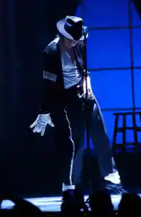 我們一直都是驕傲的，永遠(yuǎn)的Mike。我知道你一定聽(tīng)得見(jiàn)。
三十年過(guò)去了，曾經(jīng)的大人們垂垂老矣，曾經(jīng)的孩子們褪去了童真，但他們的子女像當(dāng)年的他們一樣，睜大了好奇的澄澈雙眼，看熒幕上永遠(yuǎn)年輕的Captain EO施展著自己的神奇魔力。
So long, bad times 再見(jiàn) 黑暗
We're gonna shake it up and break it up 我們會(huì)動(dòng)搖你 打敗你
We're sharing light brighter than the sun 比太陽(yáng)更熱烈的光芒將會(huì)照耀這里
Hello , good times 你好 光明
We're here to simulate, eliminate 我們來(lái)學(xué)習(xí) 來(lái)改變
An' congregate, illuminate 聯(lián)合一致 點(diǎn)燃希望
We are here to change the world 我們要去改變世界
Gonna change the world 改變這個(gè)世界
We are here to change the world 我們要去改變世界
Gonna change the world 改變這個(gè)世界
—— “We are here to change the world”
我不知道那些重新走進(jìn)Disneyland的大人們有沒(méi)有熱淚盈眶。
因?yàn)楫?dāng)年那個(gè)不知天高地厚的，驕傲地唱著“我們要去改變世界”的年輕人，他竟然真的做到了。
他以一己之力打破了美國(guó)音樂(lè)界根深蒂固的種族歧視。
他以一己之力影響了全球幾十個(gè)國(guó)家的觀眾。
他以一己之力幫助了許許多多的遭受饑餓疾病折磨的人。
沒(méi)有人相信，但他真的做到了，永遠(yuǎn)的Michael Jackson!配圖