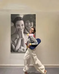 使我们摇摆不定的不是事情本身，而是我们的希望和恐惧。
心理学中的“期望效应”简而言之，即当我们的希望变得不切实际地高涨，或恐惧完全占据心灵时，这些强烈的情绪会悄然束缚我们的理智，使我们难以看清真实状况，从而难以做出明智的决策。因此，学会妥善管理内心的希望与恐惧，成为我们追求内心安宁与外在坚韧的必经之路。正如奥勒留所倡导的，通过持续的自我反省与静心沉思，我们可以逐渐培养出一种不受外界轻易干扰、能够平静应对生活的态度。
这种态度，犹如为心灵的小舟安装了一个稳固的舵盘，使我们在人生的波涛汹涌中航行得更加平稳自如。当我们真正拥有了内心的平静与坚强，便会发现，无论外面的世界如何动荡不安，我们都能如同屹立不倒的岩石，勇敢地迎接每一个崭新黎明的到来。配图