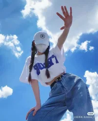 不轻易评价别人，是一种修养；不活在别人的评价里，是一种修行。
你是什么样子，只能由你来评价。如果不满意，那就努力成长，让自己成为心目中最想要的样子。
杨绛先生说过：世界是自己的，与他人毫无关系。
每一朵花都有自己的颜色，别被禁锢在旁人的眼光里。
好好做自己，你会很棒！配图