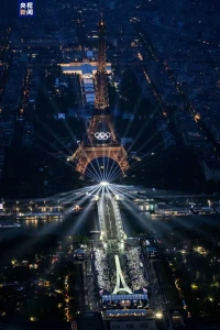 Bonjour Paris
奧林匹克之火點(diǎn)燃
奧林匹克精神生生不息
祝福每一位中國(guó)運(yùn)動(dòng)員
實(shí)現(xiàn)夢(mèng)想、賽出風(fēng)采
加油！加油！配圖