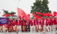 Bonjour Paris
奧林匹克之火點(diǎn)燃
奧林匹克精神生生不息
祝福每一位中國(guó)運(yùn)動(dòng)員
實(shí)現(xiàn)夢(mèng)想、賽出風(fēng)采
加油！加油！配圖