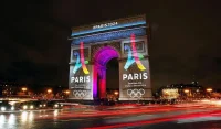 Bonjour Paris
奧林匹克之火點(diǎn)燃
奧林匹克精神生生不息
祝福每一位中國(guó)運(yùn)動(dòng)員
實(shí)現(xiàn)夢(mèng)想、賽出風(fēng)采
加油！加油！配圖