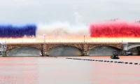 Bonjour Paris
奧林匹克之火點(diǎn)燃
奧林匹克精神生生不息
祝福每一位中國(guó)運(yùn)動(dòng)員
實(shí)現(xiàn)夢(mèng)想、賽出風(fēng)采
加油！加油！配圖