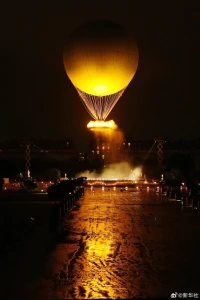 Bonjour Paris
奧林匹克之火點(diǎn)燃
奧林匹克精神生生不息
祝福每一位中國(guó)運(yùn)動(dòng)員
實(shí)現(xiàn)夢(mèng)想、賽出風(fēng)采
加油！加油！配圖