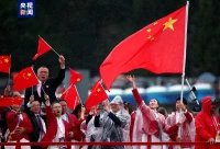 Bonjour Paris
奧林匹克之火點(diǎn)燃
奧林匹克精神生生不息
祝福每一位中國(guó)運(yùn)動(dòng)員
實(shí)現(xiàn)夢(mèng)想、賽出風(fēng)采
加油！加油！配圖