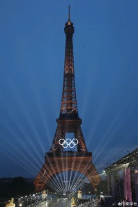 Bonjour Paris
奧林匹克之火點(diǎn)燃
奧林匹克精神生生不息
祝福每一位中國(guó)運(yùn)動(dòng)員
實(shí)現(xiàn)夢(mèng)想、賽出風(fēng)采
加油！加油！配圖