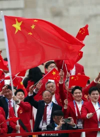 Bonjour Paris
奧林匹克之火點(diǎn)燃
奧林匹克精神生生不息
祝福每一位中國(guó)運(yùn)動(dòng)員
實(shí)現(xiàn)夢(mèng)想、賽出風(fēng)采
加油！加油！配圖