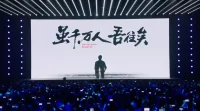 正如楊瀾所說：“人生如此豐富，豈能用輸贏一語概括？除了贏家和輸家，難道我們不能做個玩家？”
很多時候，命運起起落落，成敗不過一瞬，但到場的經歷卻完完全全屬于自己。
能夠隨著際遇變化不斷學習，進行自我迭代，分解人生每一個的目標，充分發揮自我的潛能，在時間的維度里再回頭看，享受過程的喜悅早已超越了對輸贏的期待。
確保自己不下牌桌，也不拿勝負定義人生，怡然地奔赴在歲月里。
哪怕遭逢困厄，也能插電重啟，以玩家心態看得失，何嘗不是某種意義上的“贏家”。配圖