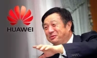 在人生的路上，我希望大家不要努力去做完人。一個人把自己一生的主要精力用于去改造缺點，等你改造完了對人類有什么貢獻呢?...每個人都發揮自己的優勢，也多看看別人的優點，從而減少自己心理太多的壓抑。”
一任正非配圖