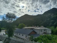郁郁蔥蔥，白石山避暑，山清水秀，結(jié)廬在人境，而無車馬喧。問君何能爾？心遠地自偏配圖