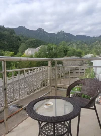 郁郁蔥蔥，白石山避暑，山清水秀，結(jié)廬在人境，而無車馬喧。問君何能爾？心遠地自偏配圖