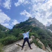 空著手 猶如你來的時候
緊皺的額頭 終於再沒有苦痛
走得太累了 眼皮難免會沉重
你沒錯 是應(yīng)該回家坐坐
鳴笛聲 悄悄地刺進(jìn)耳朵
這一次揮手 恐怕再沒機(jī)會問候
最後一遍了 換你躲進(jìn)我雙肘
像靠在 曾搖動我的天空
別說話 淚水你別帶走
鏡子里的我 已留下你 輪廓上的笑容
別回眸 末班車要開了
你不過先走 深愛是讓不舍離開的人 好好走
鳴笛聲 悄悄地刺進(jìn)耳朵
這一次揮手 恐怕再沒機(jī)會問候
最後一遍了 換你躲進(jìn)我雙肘
像靠在 曾搖動我的天空
別說話 淚水你別帶走
鏡子里的我 已留下你 輪廓上的笑容
別回眸 末班車要開了
你不過先走 深愛是讓不舍離開的人 好好走
別牽掛 約好我們再見
散步的午後 要像從前 再挽著手?jǐn)⑴f
別逗留 末班車要開了
路到了盡頭 回頭是爲(wèi)永留心口的人 好好走配圖