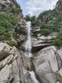 空著手 猶如你來的時候
緊皺的額頭 終於再沒有苦痛
走得太累了 眼皮難免會沉重
你沒錯 是應(yīng)該回家坐坐
鳴笛聲 悄悄地刺進(jìn)耳朵
這一次揮手 恐怕再沒機(jī)會問候
最後一遍了 換你躲進(jìn)我雙肘
像靠在 曾搖動我的天空
別說話 淚水你別帶走
鏡子里的我 已留下你 輪廓上的笑容
別回眸 末班車要開了
你不過先走 深愛是讓不舍離開的人 好好走
鳴笛聲 悄悄地刺進(jìn)耳朵
這一次揮手 恐怕再沒機(jī)會問候
最後一遍了 換你躲進(jìn)我雙肘
像靠在 曾搖動我的天空
別說話 淚水你別帶走
鏡子里的我 已留下你 輪廓上的笑容
別回眸 末班車要開了
你不過先走 深愛是讓不舍離開的人 好好走
別牽掛 約好我們再見
散步的午後 要像從前 再挽著手?jǐn)⑴f
別逗留 末班車要開了
路到了盡頭 回頭是爲(wèi)永留心口的人 好好走配圖