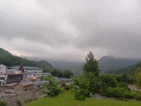 踩著腳下的這片土地，想起人生中好多好多美好的瞬間，夜游白石山，看看日落又如何！想起艾青的這首詩:
假如我是一只鳥，
我也應該用嘶啞的喉嚨歌唱：
這被暴風雨所打擊的土地，
這永遠洶涌著我們的悲憤的河流，
這無止息地吹刮著的激怒的風．
和那來自林間的無比溫柔的黎明......
——然后我死了
連羽毛也腐爛在土地里面。
為什么我的眼里常含淚水？
因為我對這土地愛得深沉......配圖