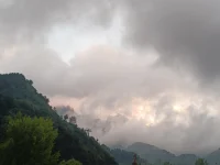 踩著腳下的這片土地，想起人生中好多好多美好的瞬間，夜游白石山，看看日落又如何！想起艾青的這首詩:
假如我是一只鳥，
我也應該用嘶啞的喉嚨歌唱：
這被暴風雨所打擊的土地，
這永遠洶涌著我們的悲憤的河流，
這無止息地吹刮著的激怒的風．
和那來自林間的無比溫柔的黎明......
——然后我死了
連羽毛也腐爛在土地里面。
為什么我的眼里常含淚水？
因為我對這土地愛得深沉......配圖