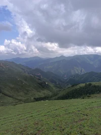 空中草原，和藍天白云如此之近！人間美好！
江山如此多嬌，引無數英雄競折腰。
惜秦皇漢武，略輸文采；唐宗宋祖，稍遜風騷。
一代天驕，成吉思汗，只識彎弓射大雕。
俱往矣，數風流人物，還看今朝。配圖