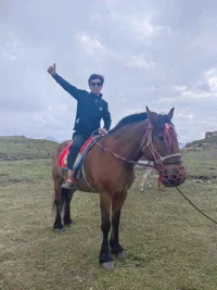 空中草原，和藍天白云如此之近！人間美好！
江山如此多嬌，引無數英雄競折腰。
惜秦皇漢武，略輸文采；唐宗宋祖，稍遜風騷。
一代天驕，成吉思汗，只識彎弓射大雕。
俱往矣，數風流人物，還看今朝。配圖