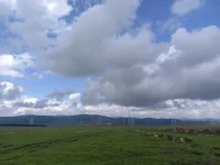 空中草原，和藍天白云如此之近！人間美好！
江山如此多嬌，引無數英雄競折腰。
惜秦皇漢武，略輸文采；唐宗宋祖，稍遜風騷。
一代天驕，成吉思汗，只識彎弓射大雕。
俱往矣，數風流人物，還看今朝。配圖