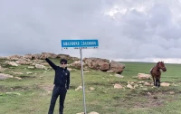 空中草原，和藍天白云如此之近！人間美好！
江山如此多嬌，引無數英雄競折腰。
惜秦皇漢武，略輸文采；唐宗宋祖，稍遜風騷。
一代天驕，成吉思汗，只識彎弓射大雕。
俱往矣，數風流人物，還看今朝。配圖