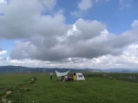 空中草原，和藍天白云如此之近！人間美好！
江山如此多嬌，引無數英雄競折腰。
惜秦皇漢武，略輸文采；唐宗宋祖，稍遜風騷。
一代天驕，成吉思汗，只識彎弓射大雕。
俱往矣，數風流人物，還看今朝。配圖