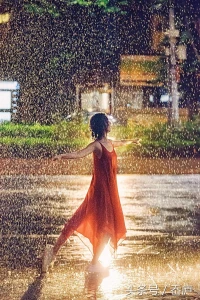在雨中 看見你的身影
突然那么悲傷 那么瘋狂
剎那間 往事涌上心頭
時光飛逝 掉進(jìn)了回憶
有一次 一起去看電影
那個故事 感人肺腑
還記得 你流著眼淚
在黑暗中 我們緊緊相擁
在這場淅瀝瀝 嘩啦啦 紛紛揚(yáng)的雨中
我們還能不能像從前那樣 緊緊相擁
在一切甜蜜的瘋狂的 都遠(yuǎn)去的今天
我們還能不能像昨天那樣擁抱在雨中
在雨中 想起你的模樣
感覺那么溫暖 那么哀傷
剎那間 你似乎就在眼前
一切好像 回到了從前
很多次 一起走在雨中
那個情景 浪漫如夢
還記得 你總是靠著我肩膀
在雨中 我們緊緊相擁
在這場淅瀝瀝 嘩啦啦 紛紛揚(yáng)的雨中
我們還能不能像從前那樣 緊緊相擁
在一切甜蜜的瘋狂的 都遠(yuǎn)去的今天
我們還能不能像昨天那樣擁抱在雨中
在這場淅瀝瀝 嘩啦啦 紛紛揚(yáng)的雨中
我們還能不能像從前那樣 緊緊相擁
在一切甜蜜的瘋狂的 都遠(yuǎn)去的今天
我們還能不能像昨天那樣擁抱在雨中配圖