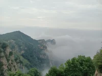白云深處有人家！
喜歡出發 喜歡離開喜歡一生中都能有新的夢想千山萬水 隨意行去不管星辰指引的是什么方向我喜歡停留 喜歡長久喜歡在園里種下千棵果樹靜待冬雷夏雨 春華秋實——席慕蓉《我》配圖