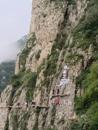 白云深處有人家！
喜歡出發 喜歡離開喜歡一生中都能有新的夢想千山萬水 隨意行去不管星辰指引的是什么方向我喜歡停留 喜歡長久喜歡在園里種下千棵果樹靜待冬雷夏雨 春華秋實——席慕蓉《我》配圖