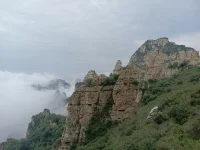 當(dāng)火車開入這座陌生的城市
那是從來就沒有見過的霓虹
我打開離別時你送我的信件
忽然感到無比的思念
看不見雪的冬天 不夜的城市
我聽見有人歡呼 有人在哭泣
早習(xí)慣穿梭充滿誘惑的黑夜
但卻無法忘記你的臉
有沒有人曾告訴你 我很愛你
有沒有人曾在你日記里哭泣
有沒有人曾告訴你 我很在意
在意這座城市的距離
看不見雪的冬天 不夜的城市
我聽見有人歡呼 有人在哭泣
早習(xí)慣穿梭充滿誘惑的黑夜
但卻無法忘記你的臉
有沒有人曾告訴你 我很愛你
有沒有人曾在你日記里哭泣
有沒有人曾告訴你 我很在意
在意這座城市的距離
有沒有人曾告訴你 我很愛你
有沒有人曾在你日記里哭泣
有沒有人曾告訴你 我很在意
在意這座城市的距離配圖