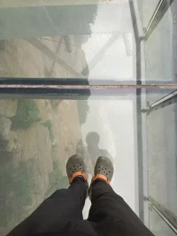 十公里，玻璃棧道檢測心臟功能，良好！
或許
我們純真的愿望
終歸只能成為一個美麗的夢想
或許
走遍了萬水千山
依然找不到太陽升起的地方
或許
正是前路漫漫
才使我們又是神往  又是憂傷
或許
正因為我們
并沒有被許多或許羈絆
生命才會變得
勃勃茂盛  不可阻擋配圖